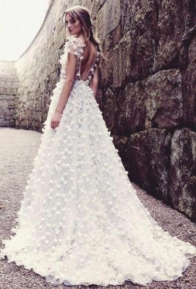 Дизайнерское свадебное платье с открытой спиной и пышной юбкой
